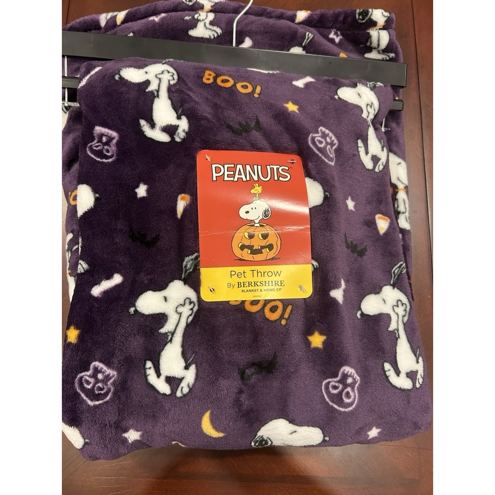 NWT PEANUTS Snoopy Plush Super Soft Fleece Throw BOO Halloween Purple 60X70